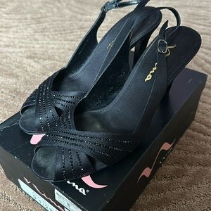 Nina Women’s Shoes, Camille, Black Luster. Size 9 1/2. Runs small.